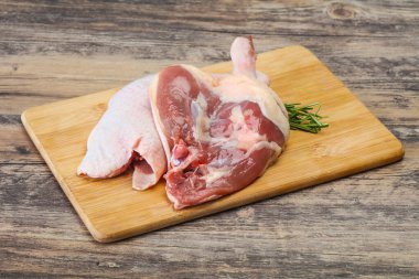 Çiğ ördek bacağı pişirmek için biberiye servis edilir.