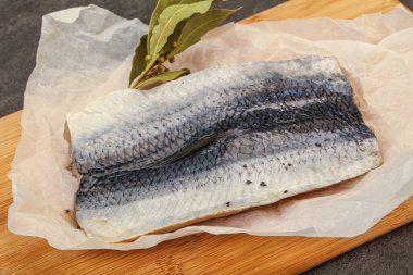 Güvertede deri ve baharatlı ringa filetosu.