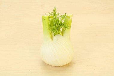 Organik vejetaryen yiyecekler - pişirmek için rezene kökü