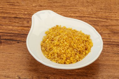 Vejetaryen mutfağı. Kasede pişirmek için kuru bulgur.