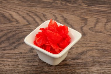 Asya mutfağı terbiye edilmiş zencefil kökü kasede.