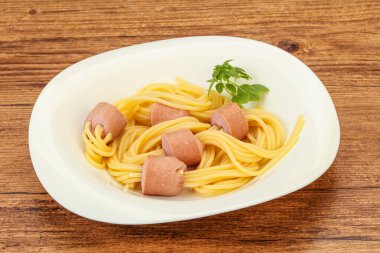 Çocuklar sosisli ve fesleğenli makarna.