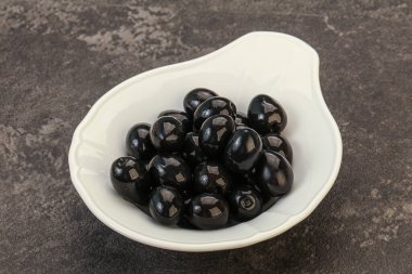 Kasede marine edilmiş siyah zeytin.