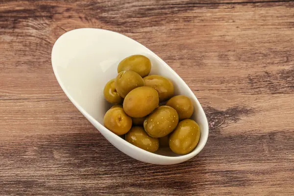 Grüne Eingelegte Oliven Häufen Sich Der Schüssel — Stockfoto