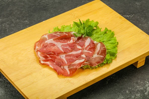 맛있는 연기가 돼지고기 목덜미 — 스톡 사진