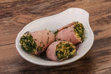 Peynirli ve sarımsaklı jambonlu sandviç.