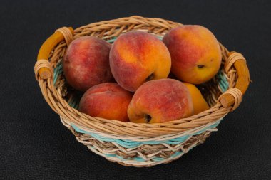 Tahta sepetteki olgun şeftali yığını