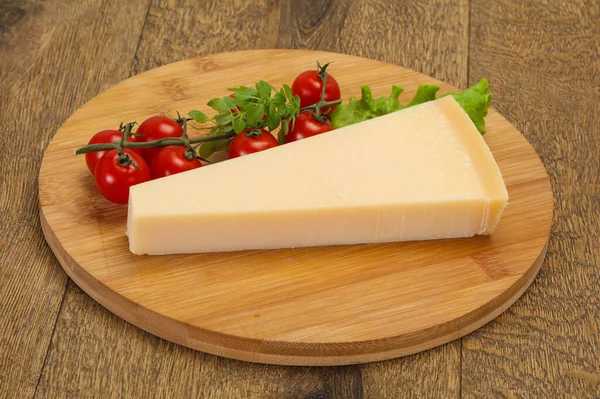 Triângulo Queijo Parmesão Tradicional Italiano Servido Salada — Fotografia de Stock