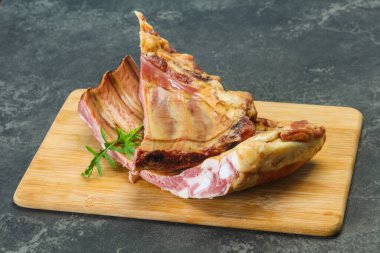 Ahşap zemin üzerinde tütsülenmiş domuz kaburgası.