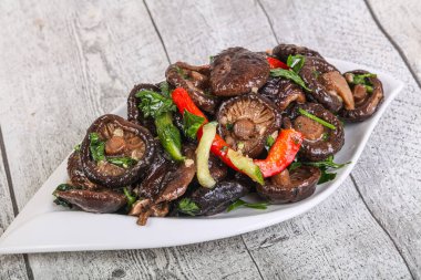 Baharatlı ve otlu terbiye edilmiş Shiitake mantarı.