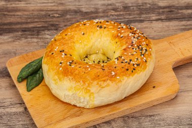 Sıcak lezzetli Özbek ekmeği atıştırmaya hazır.