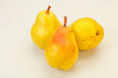 Arka planda taze sarı armut