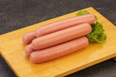 Lezzetli et sosisleri güverteye yığılmış.