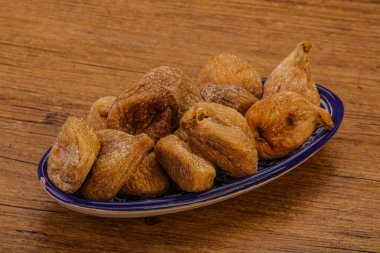 Kuru incirli meyve yığını.