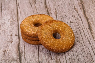 Tatlı ve çıtır çıtır zencefilli kurabiye yığını