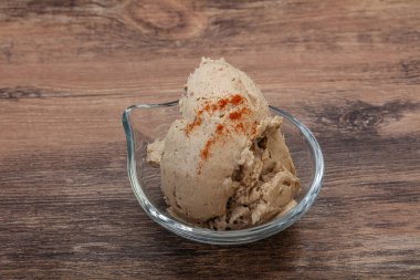 Kavanozda baharatlı ringa yağı var.