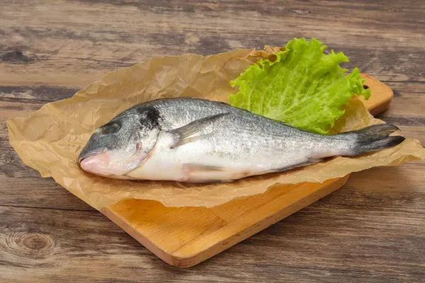 Peixe Dorada Cru Pronto Para Cozinhar — Fotografia de Stock