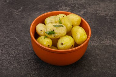 Kasede taze haşlanmış patates soğan servis edildi.