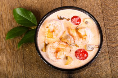 Karidesli geleneksel Tom Yam çorbası.