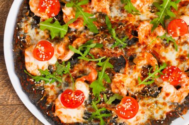 Karides ve roka ile pizza.