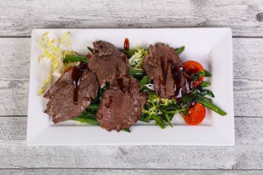 Yeşil fasulye ve kiraz domatesli biftek salatası.