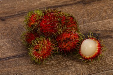 Tropikal tatlı egzotik meyve Rambutan yığını