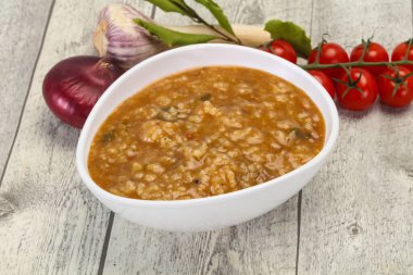 Kafkas Kharço çorbası, sığır eti ve pilav.