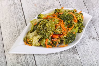 Havuçlu ve otlu karnabahar turşusu.