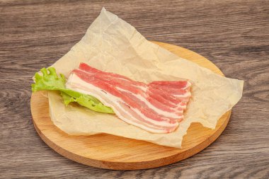 Fırında pişmemiş domuz pastırması.