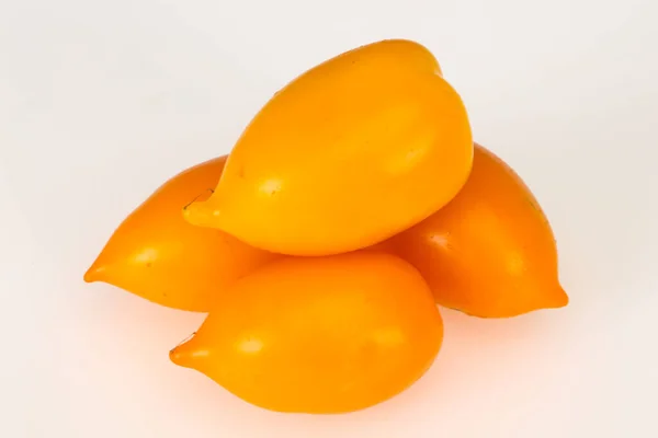 成熟的黄色番茄隔离在白色背景上 — 图库照片