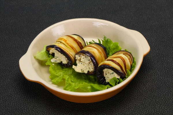 Berenjena Rellena Con Queso Hierbas Servidas Ensalada —  Fotos de Stock