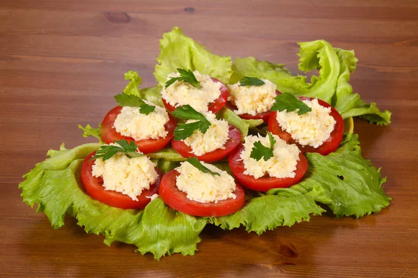 Tomatenscheiben Mit Käse Serviert Petersilie Und Salatblätter — Stockfoto