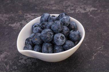 Arka planda tatlı sulu yaban mersini yığını