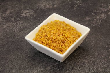 Vejetaryen mutfağı. Kasede pişirmek için kuru bulgur.