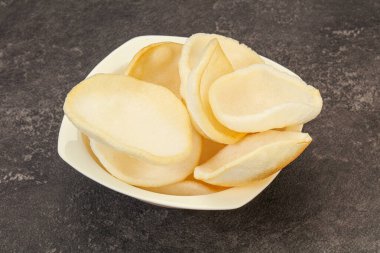 Asya usülü - kâsede ev yapımı karides cipsi