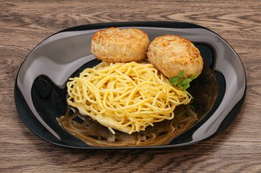 Peynirli spagetti ve ev yapımı tavuk pirzolası.