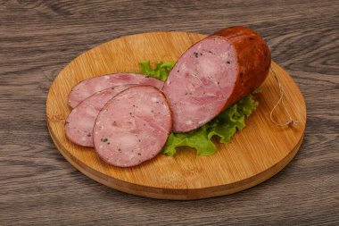 Baharatlı ve otlu füme jambon.