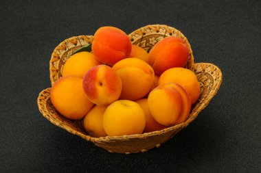 Taze, tatlı, birkaç kayısı meyvesi.