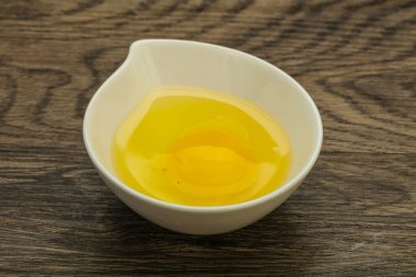 Pişirmek için çiğ tavuk yumurtası.