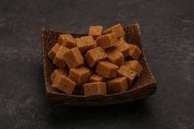 Kahverengi baston şeker yavruları kasede