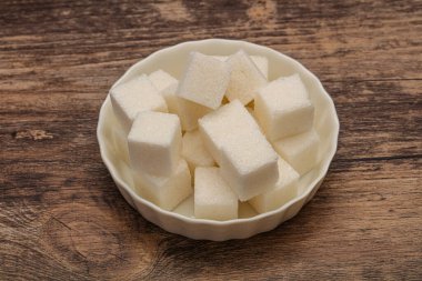 Rafine edilmiş beyaz granüllü şeker yavruları kasede.