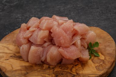 Pişirmek için çiğ tavuk göğsü.
