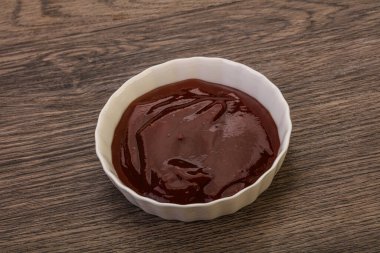 Geleneksel domates barbekü sosu kasede