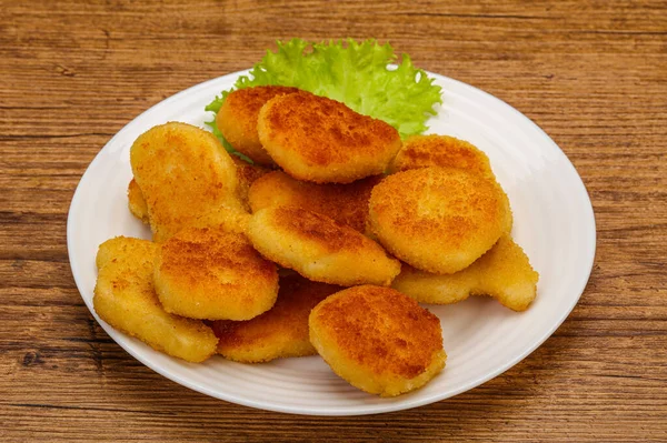 Gebratene Leckere Chicken Nuggets Serviert Salatblätter — Stockfoto