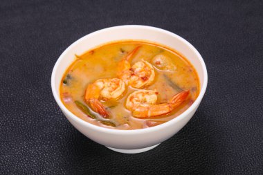 Karidesli ünlü Tayland Tom Yam çorbası.