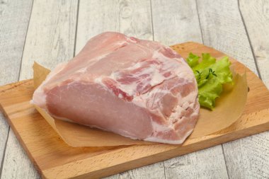 Çiğ domuz eti pişirmeye hazır.