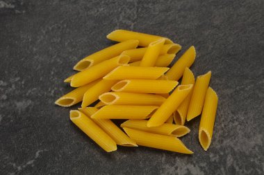 Çiğ makarna kaseye hazır.