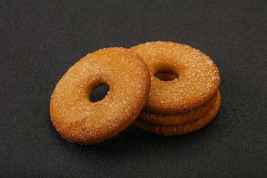 Tatlı ve çıtır çıtır zencefilli kurabiye yığını