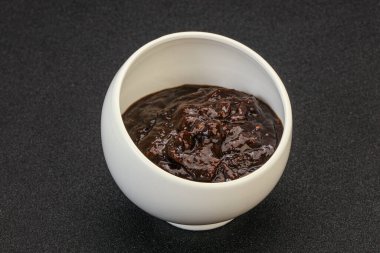 Kasede acı biber sosu var.