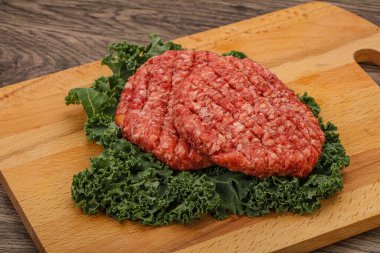 Izgara için çiğ sığır eti pirzolası.